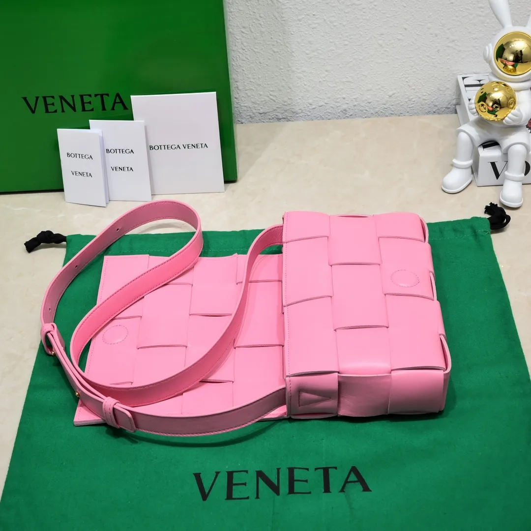 Batch 1420 Second-generation denim color matching Bv denim leather cassette looks like denim but is actually a leather bag🥳🥳The texture is really good🥳Super soft, super QQ, very high-end color 🍬A must-have for hot girls when going out, especially suitable for concave shapes, looks good when carried casually, suitable for various styles💯💯, sheepskin lining Style number: 6687 Size: 23*15*5.5